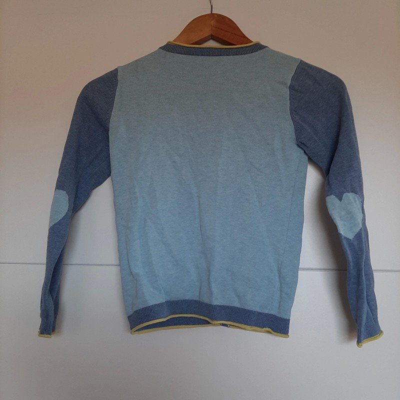 Blaue Strickjacke