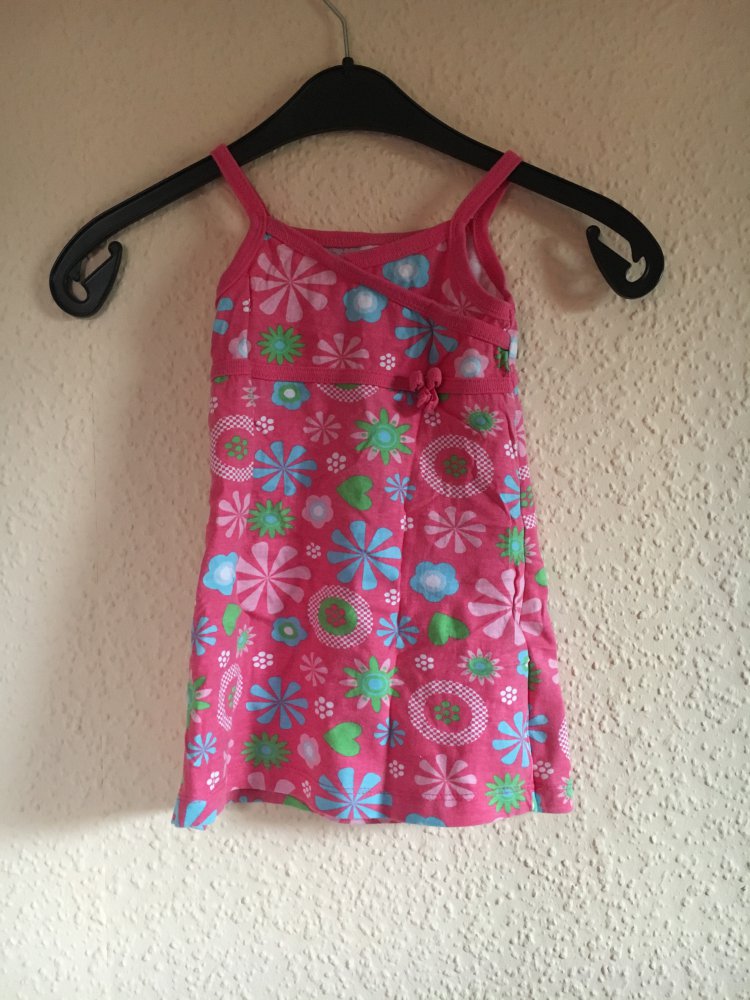 Pinkes Kleid mit Blumen