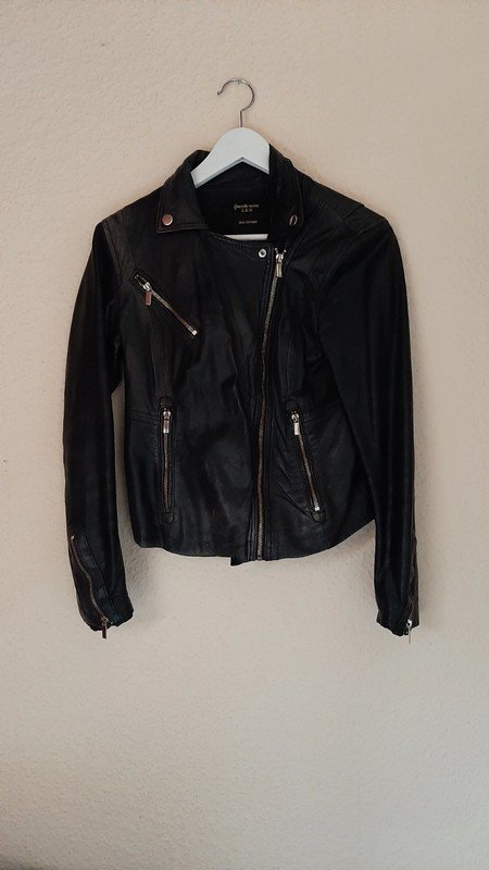 Lederjacke mit goldenen Reißverschlüssen