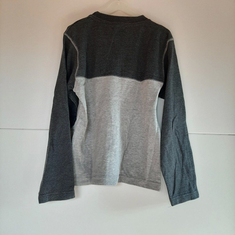 Grauer Pullover