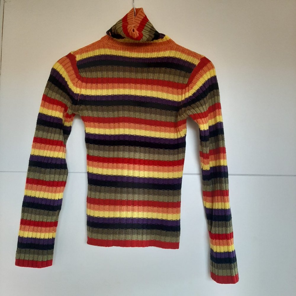 Gestreifter Rollkragenpullover