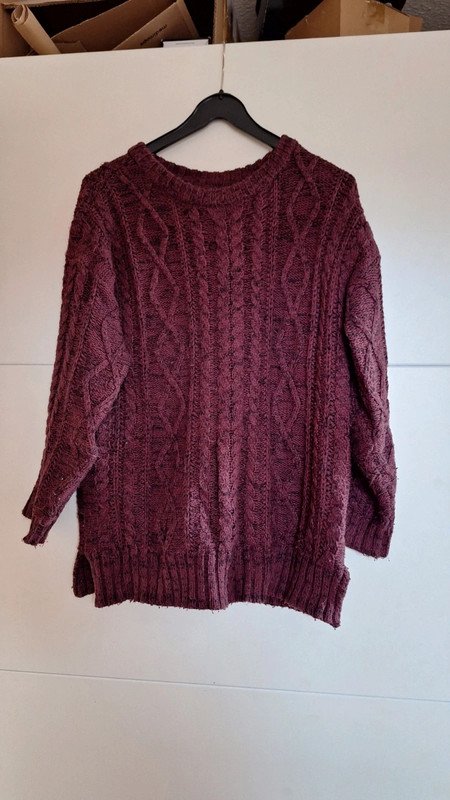 Dunkelroter Strickpullover
