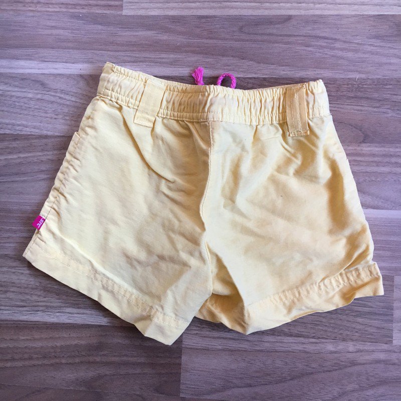 Gelbe Shorts mit pinker Kordel