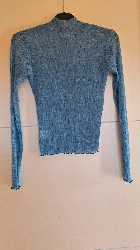 Halbdurchsigtiger Pulli
