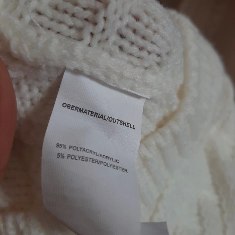 Strickmütze mit Bommel