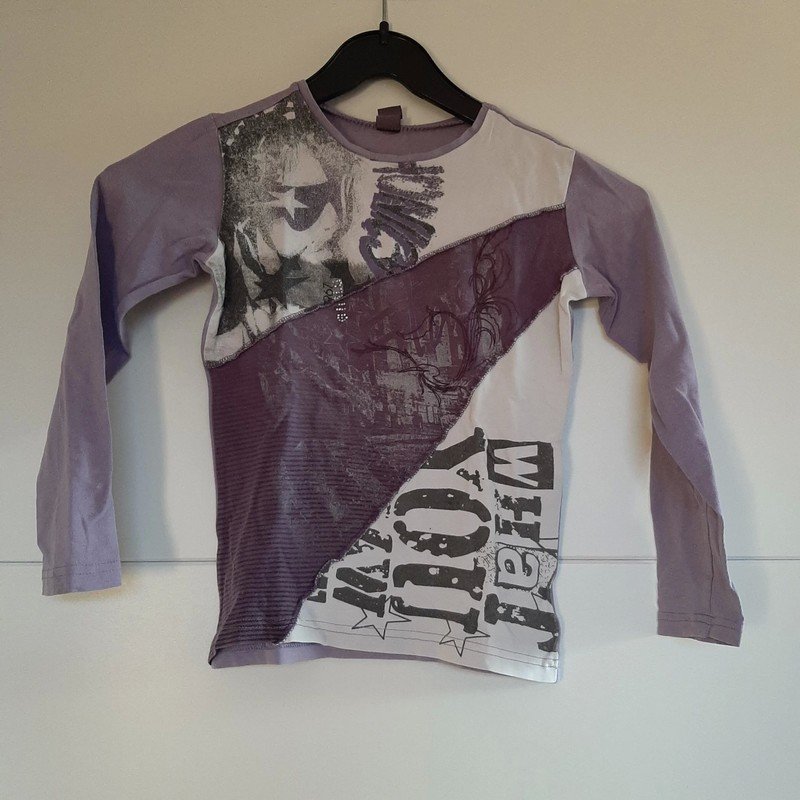 Lila Pulli mit Muster