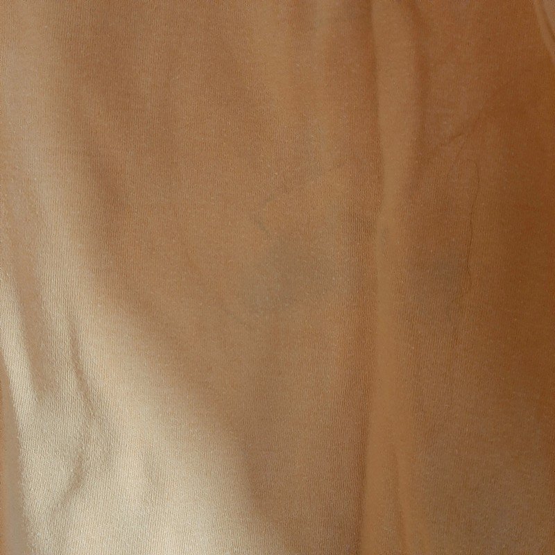 Orangener Pullover mit grauem Kragen