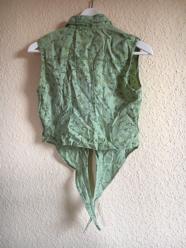Grüne Blumenbluse zum knoten