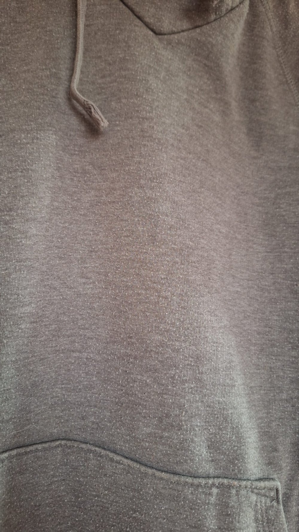 Grauer Kapuzenpullover