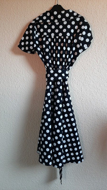 Schwarz/ Weiß gepunktetes Kleid mit Bindegürtel