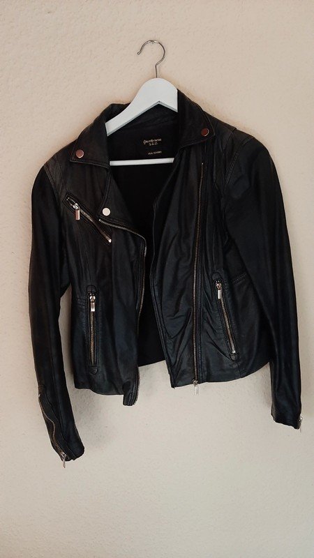 Lederjacke mit goldenen Reißverschlüssen