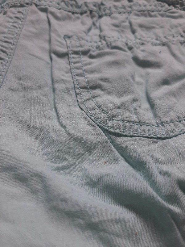Hellblaue kurze Hose