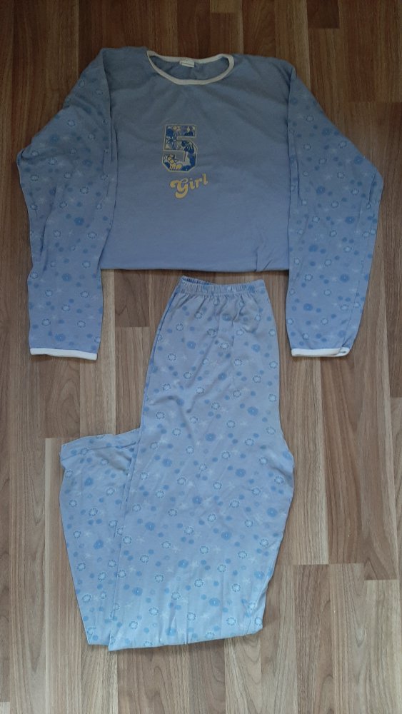 Schlafanzug hellblau mit Blumen 