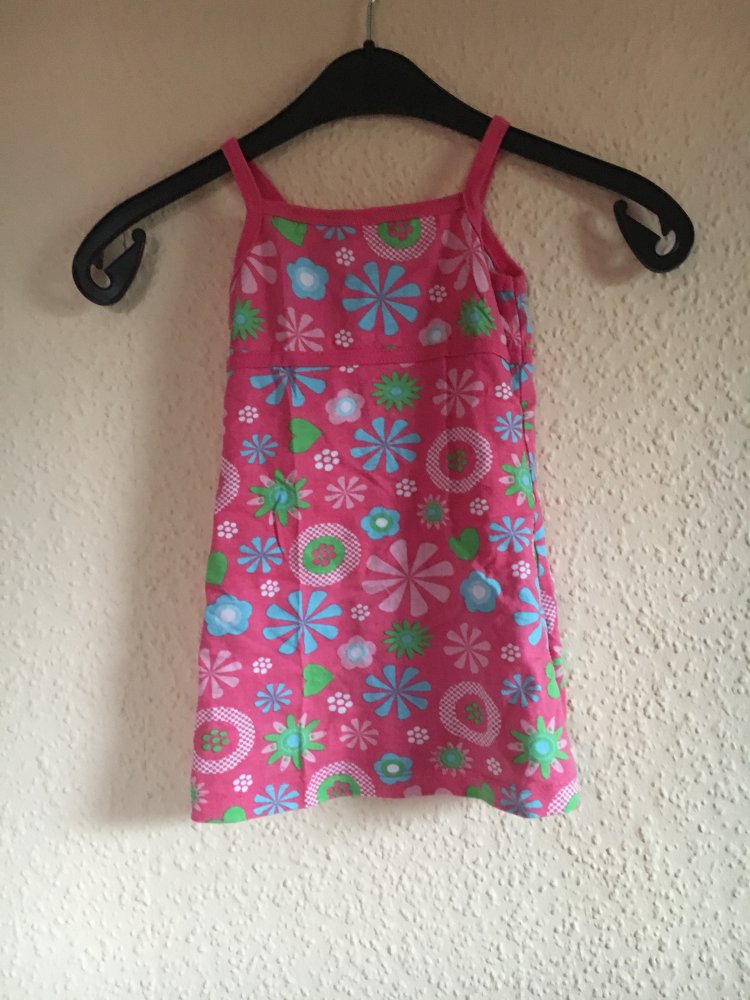 Pinkes Kleid mit Blumen