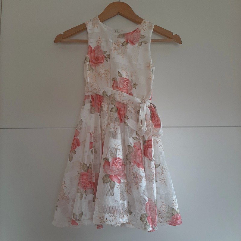 Weißes Blumenkleid