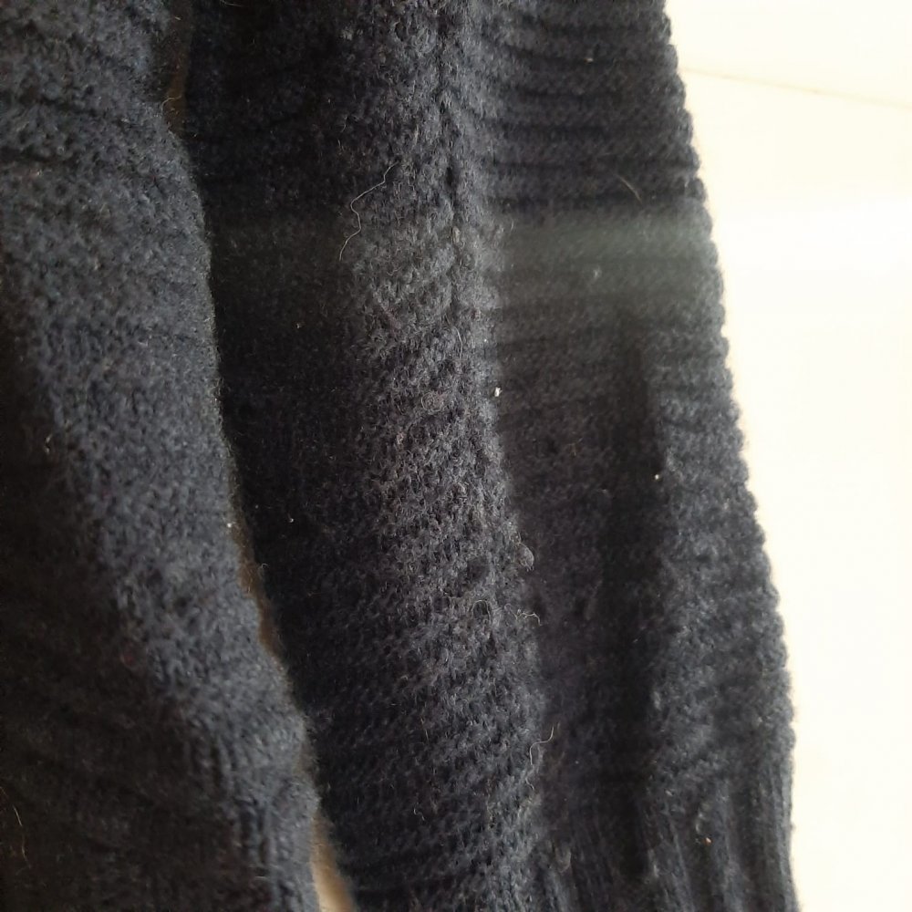 Dunkelblauer Strickpullover mit Stehkragen