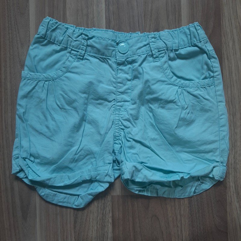 Hellblaue kurze Hose