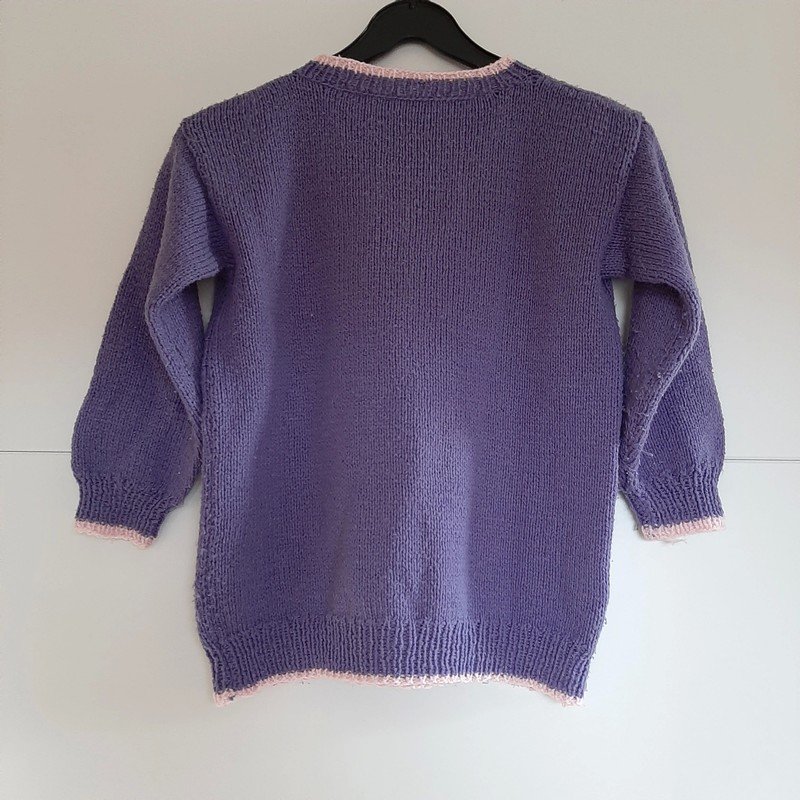 Lila Strickpullover (Hundemotiv)