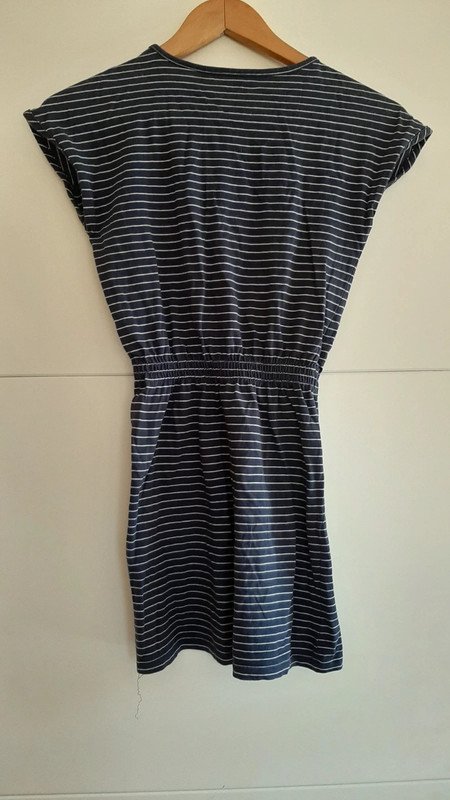 Dunkelblaues Kleid mit Streifen