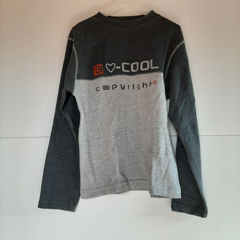 Grauer Pullover