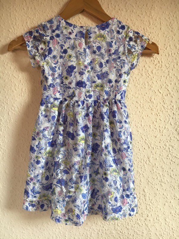 Blaues Kleid mit Blumen