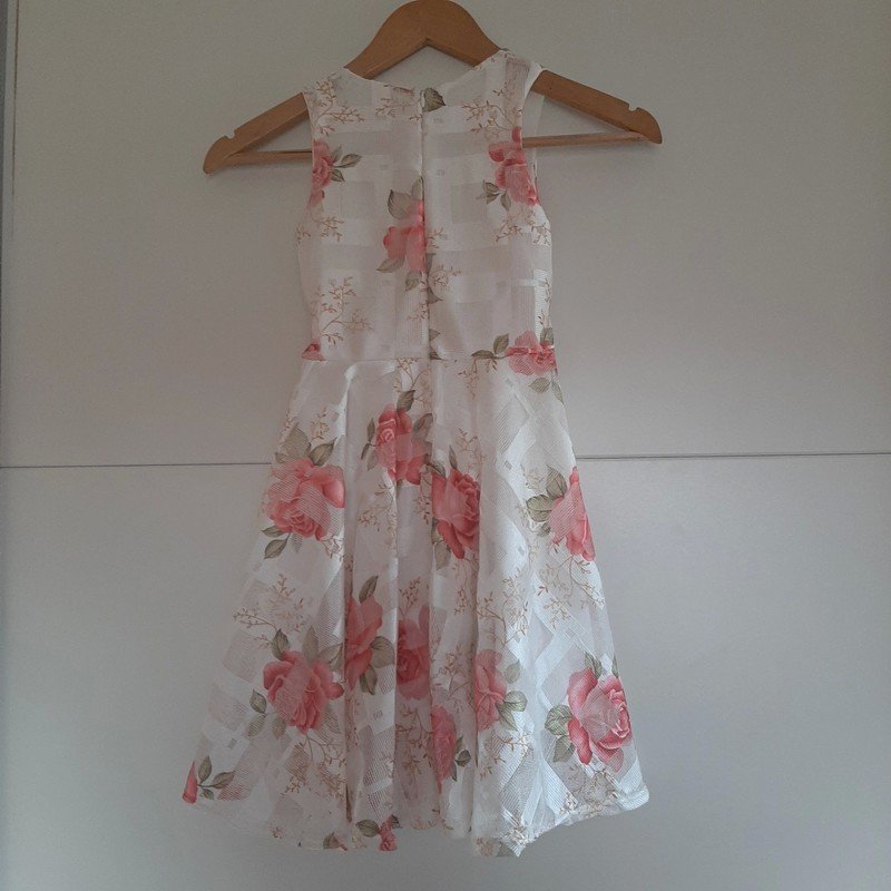 Weißes Blumenkleid