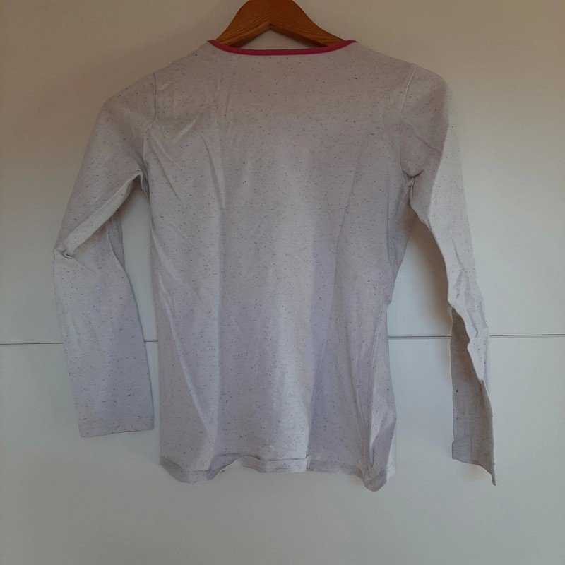 Weißer Pulli mit bunten Akzenten
