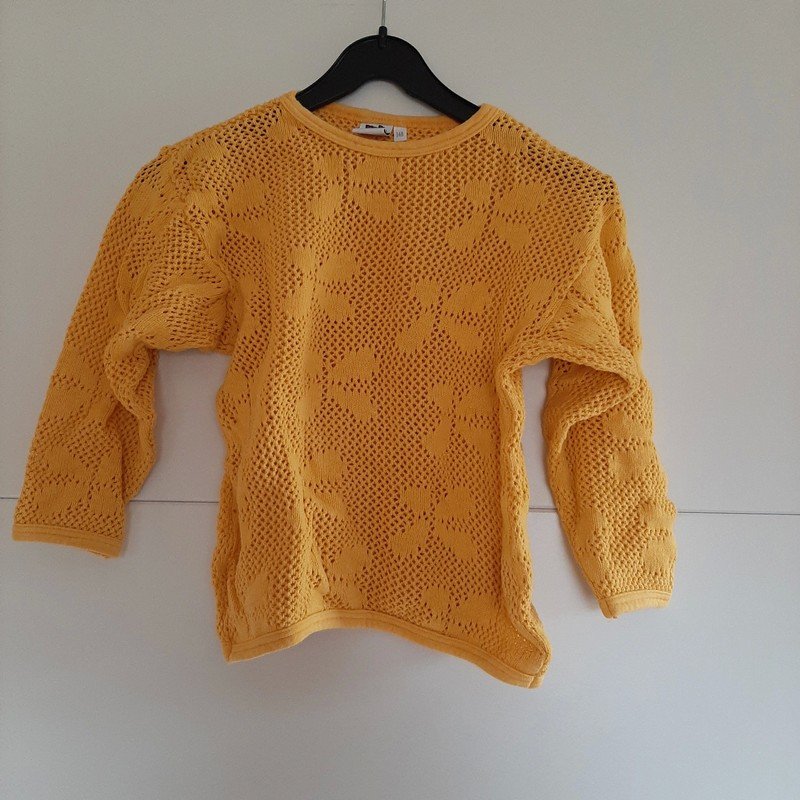 Gelber Grobstrickpullover