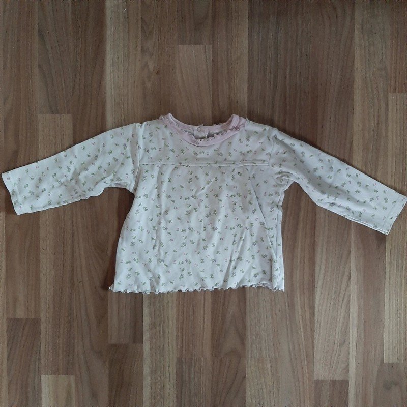 Weißer Pulli mit Blumenprint