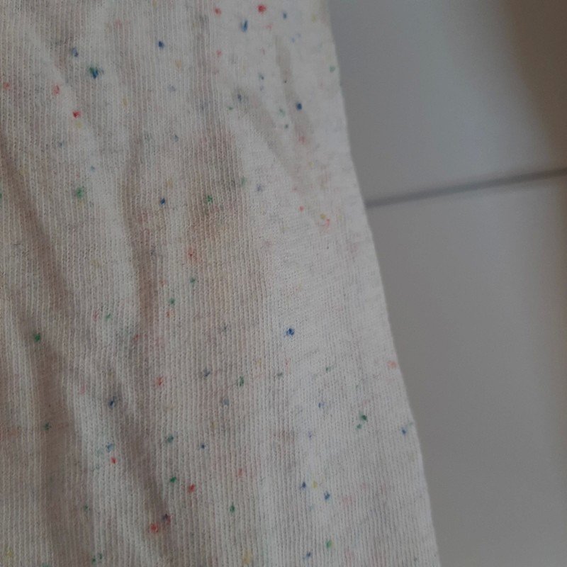 Weißer Pulli mit bunten Akzenten