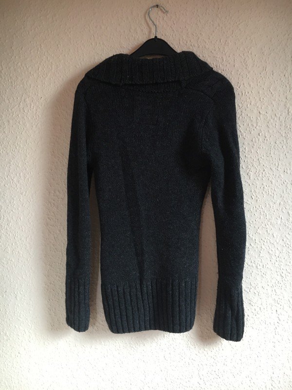 Grauer Strickpullover