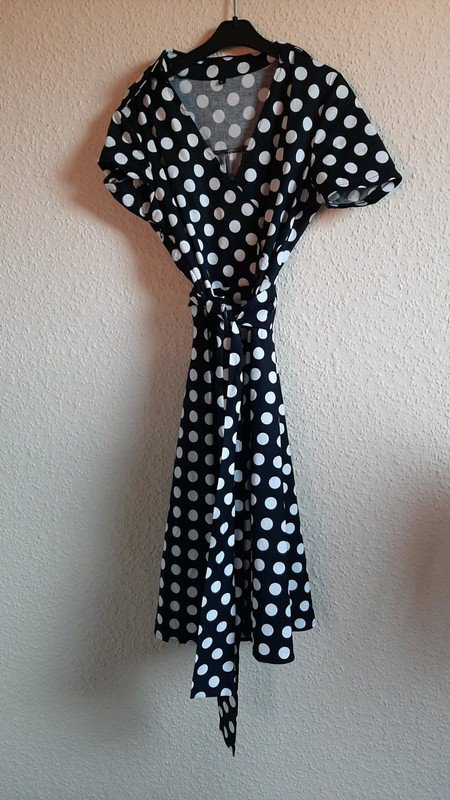Schwarz/ Weiß gepunktetes Kleid mit Bindegürtel