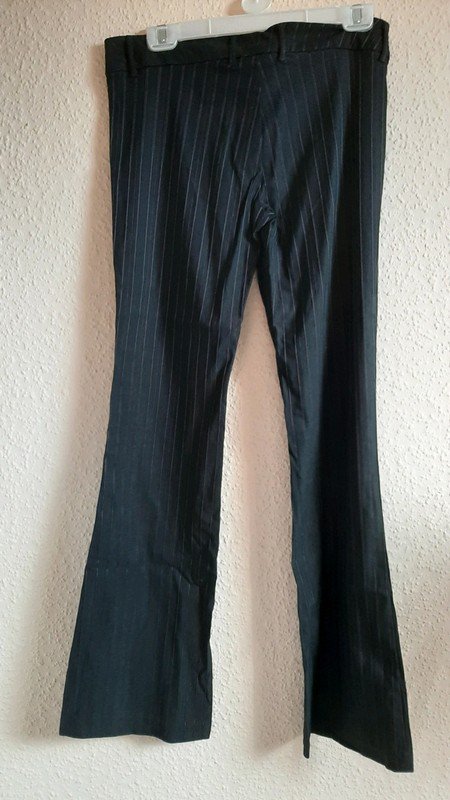 Schwarze Hose mit Nadelstreifen
