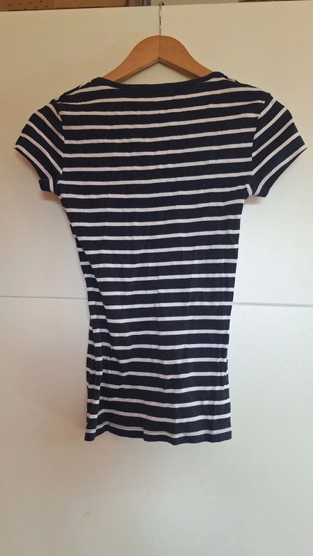 Dunkelblau gestreiftes T-Shirt