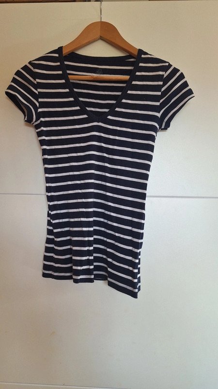 Dunkelblau gestreiftes T-Shirt