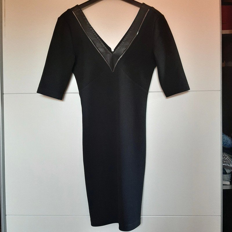 Schwarzes kurzes Kleid