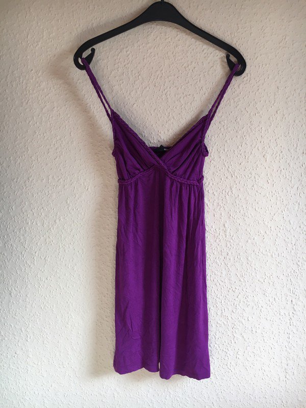 Lila Kleid mit geflochtenen Details