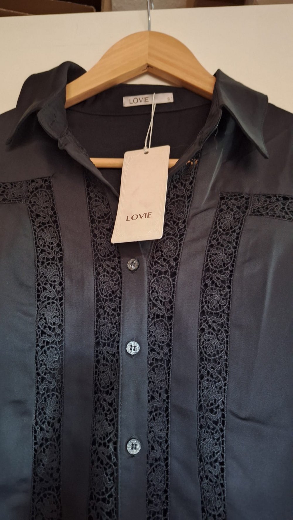 Schwarze Bluse mit Details