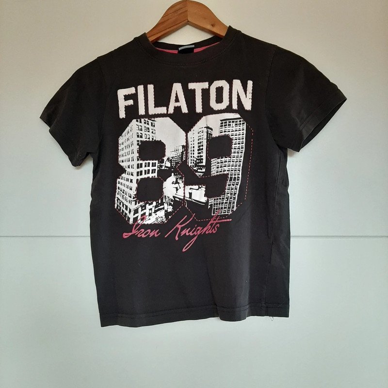 Schwarzes T-Shirt mit Aufdruck