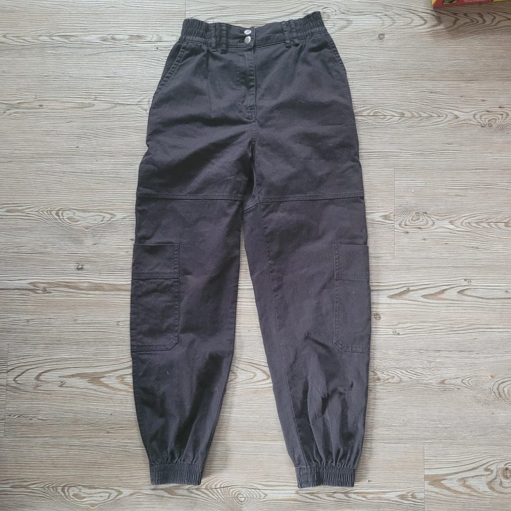 Schwarze Hose
