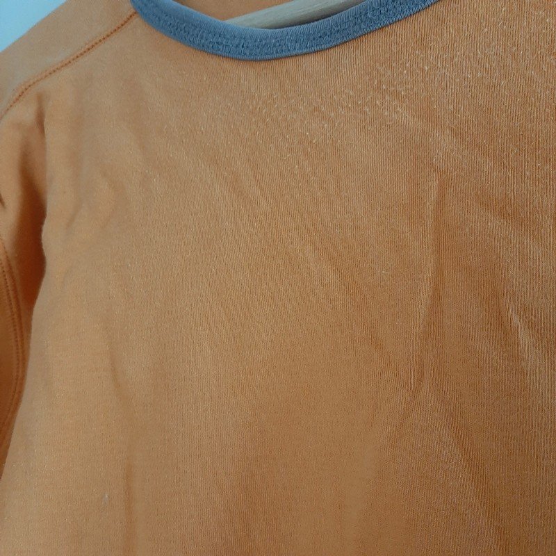 Orangener Pullover mit grauem Kragen