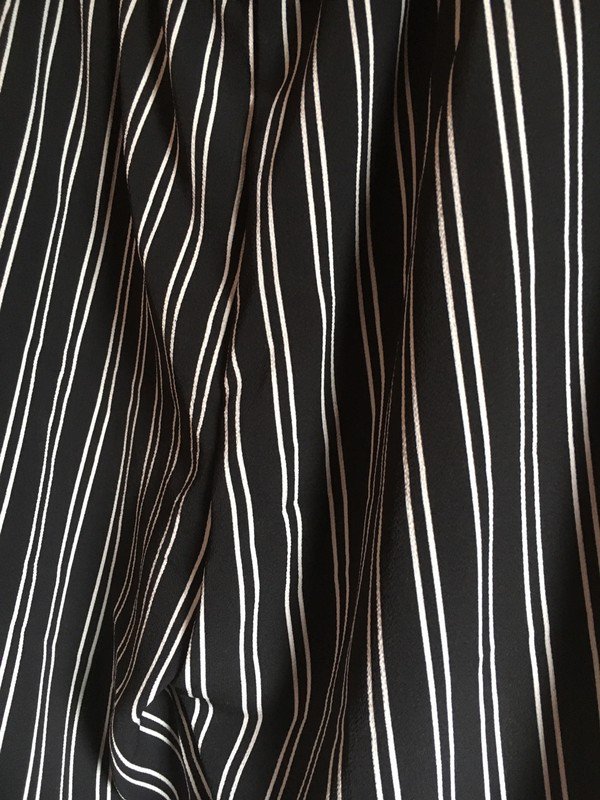 Schicke schwarze Hose mit weißen Streifen
