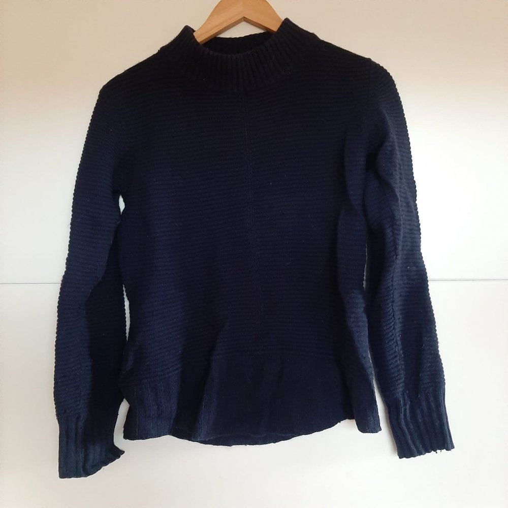 Dunkelblauer Strickpullover mit Stehkragen
