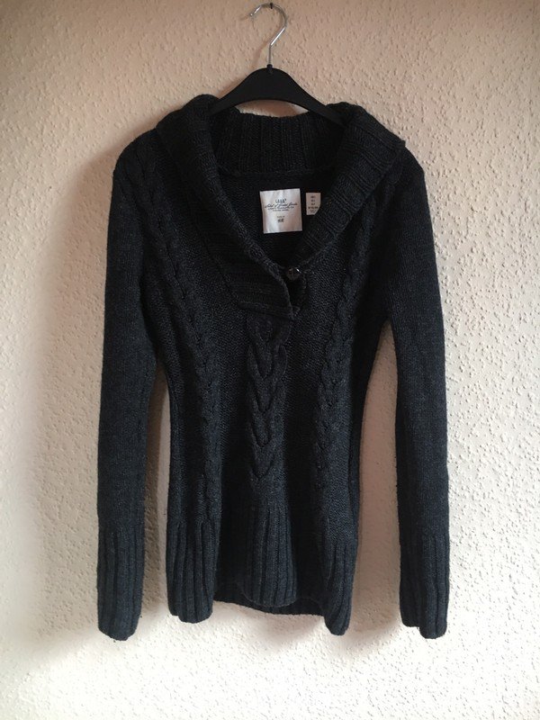 Grauer Strickpullover