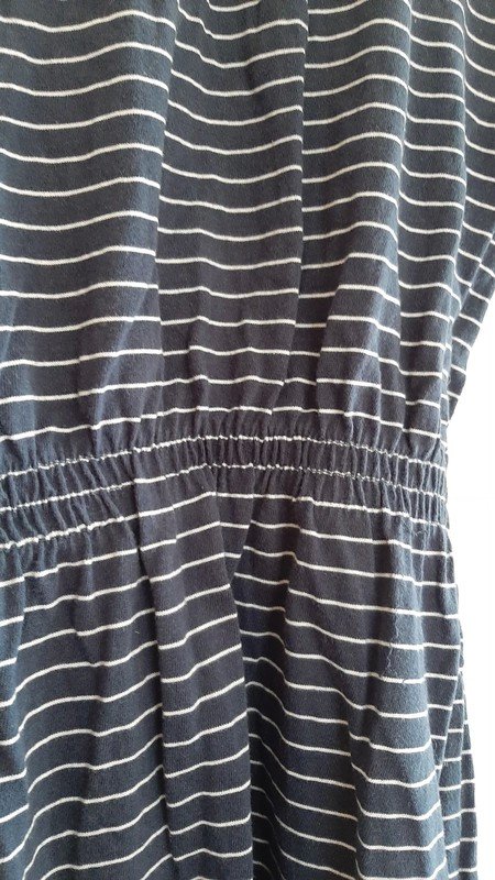 Dunkelblaues Kleid mit Streifen