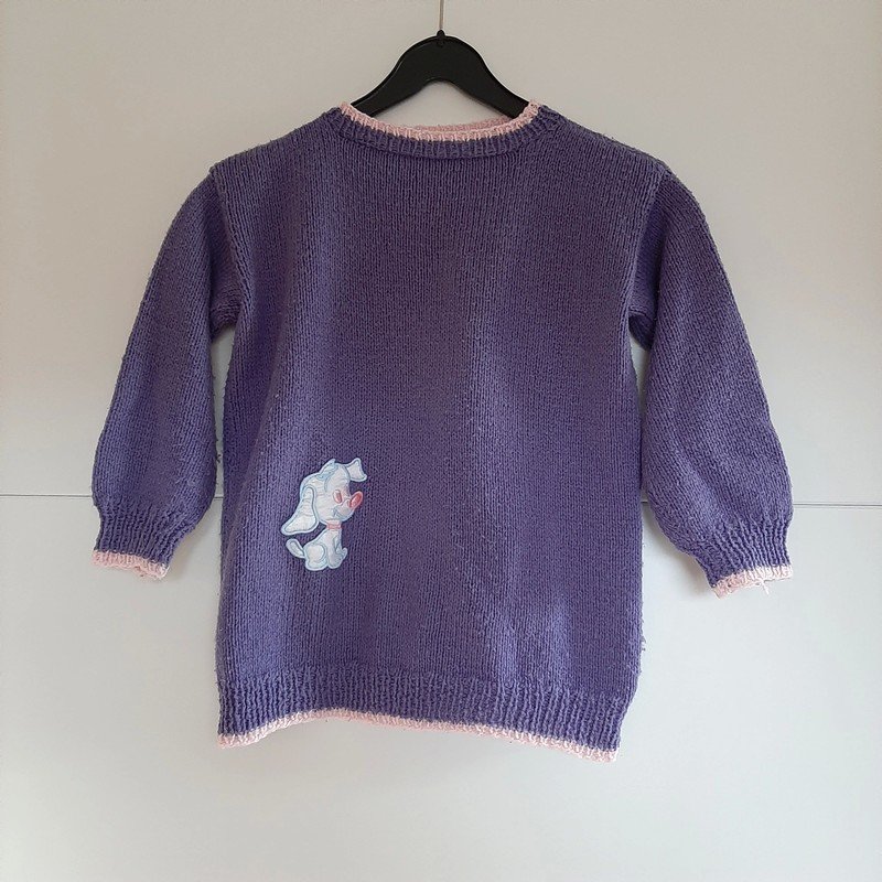 Lila Strickpullover (Hundemotiv)