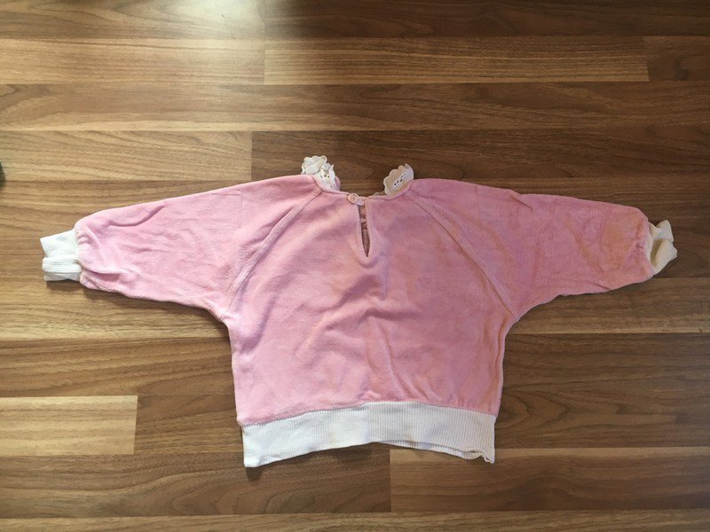 Pinker Pullover mit weißer Spitze