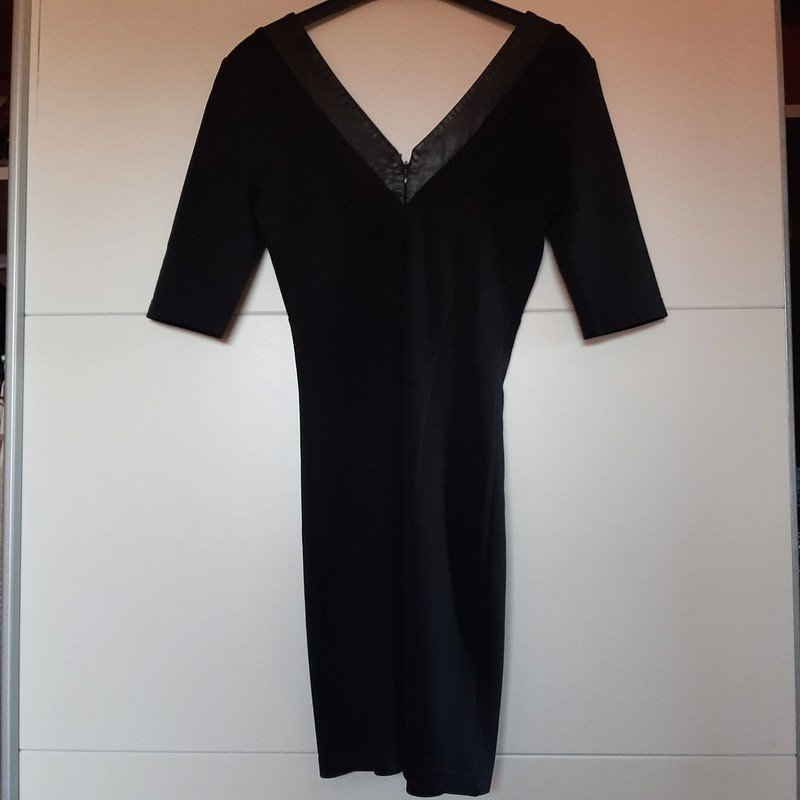 Schwarzes kurzes Kleid