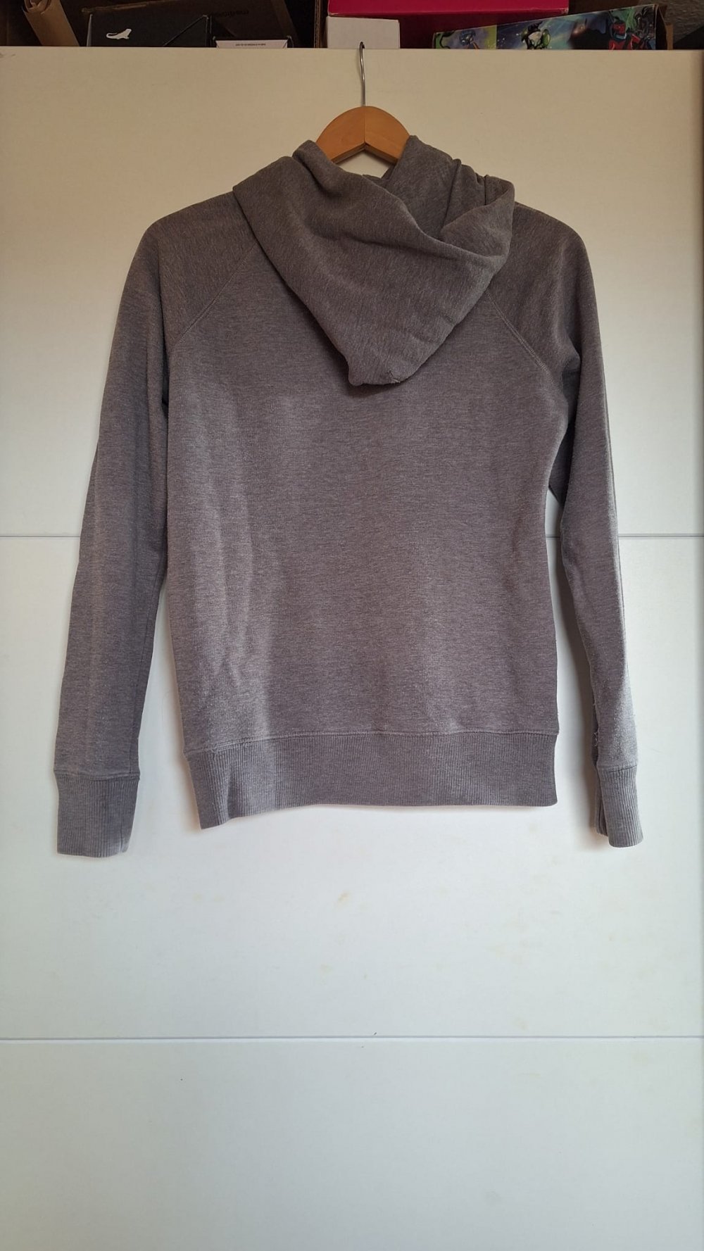 Grauer Kapuzenpullover
