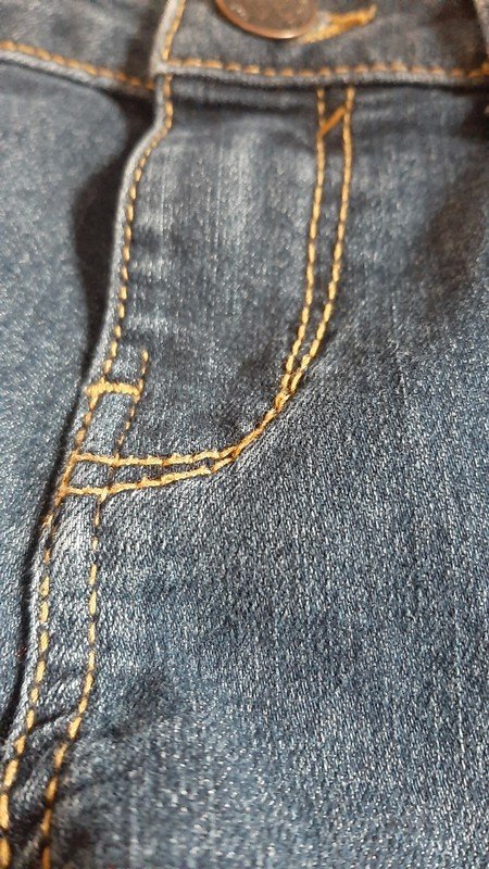 Blaue Röhrenjeans